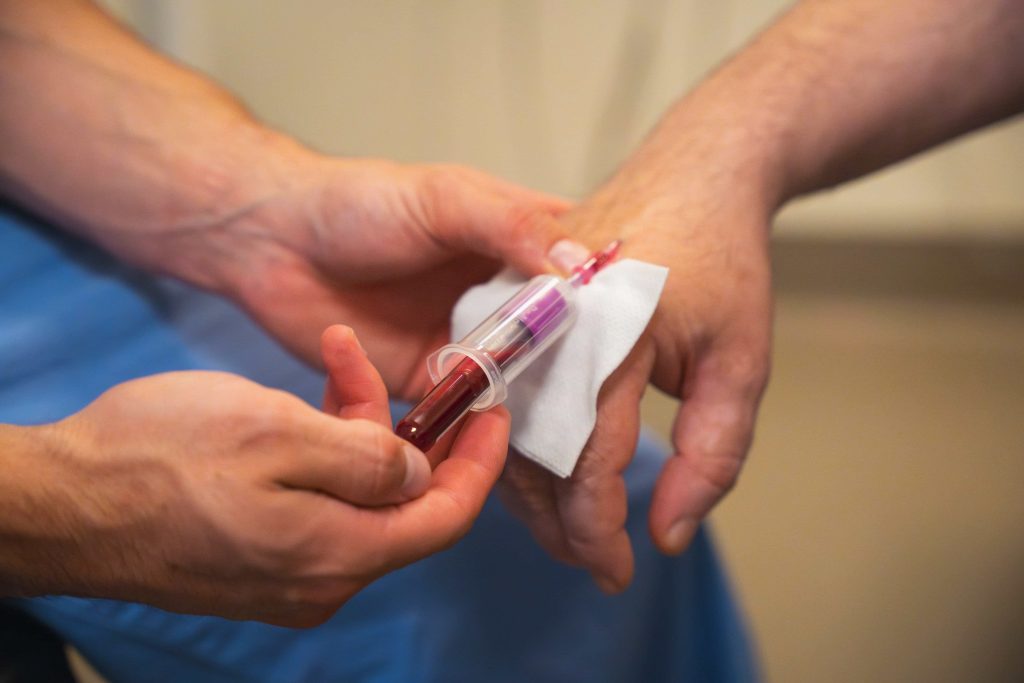 Photographie de plateau technique de haute technicité pour la communication d'un établissement de santé.